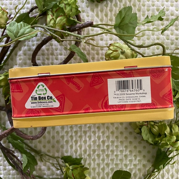 Sesame Street Elmo Tin Lunch Box - Picture 4 of 6